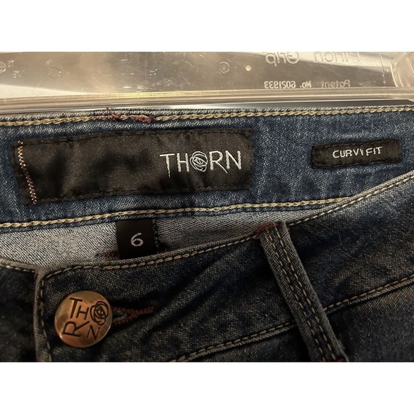 NWT Thorn Women Low Rise Curvy Fit Embroidered Back Pocket Denim Size 6 29 Jeans - Picture 2 of 3
